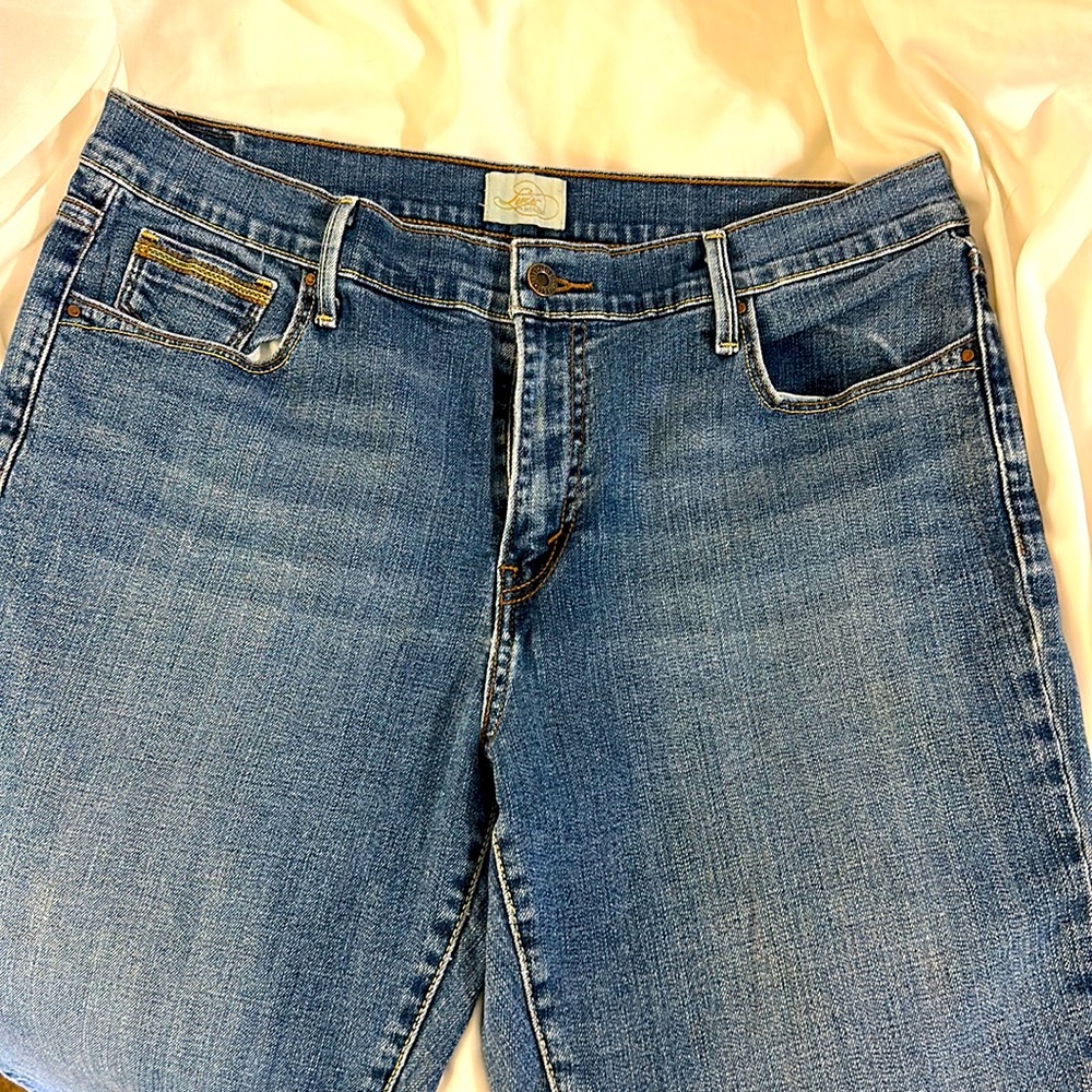 EUC Levi’s Denim Capris